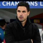 Mikel Arteta sa pozerá počas zápasu Ligy majstrov v Arsenale