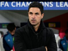 Hviezda Arsenalu odpálila záhadnú jednoslovnú správu po tom, čo poslala jasnú odpoveď Mikelovi Artetovi Mikel Arteta sa pozerá počas zápasu Ligy majstrov v Arsenale