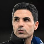 Mikel Arteta sa pozerá