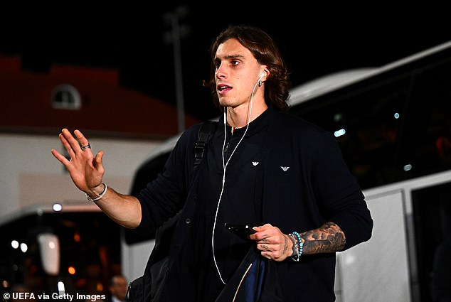 Hviezda Arsenalu sa pred derby v severnom Londýne vracia z Hviezda Arsenalu a Talianska Riccardo Calafiori sa pre zranenie predčasne vrátila z reprezentácie