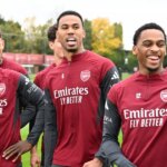 Jurrien Timber (spolu) so svojimi spoluhráčmi na tréningu Arsenalu.