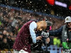 Hviezda Aston Villy utrpela reznú ranu na tvári po tom, čo ho násilníci z Young Boys zasypali raketami počas oslavy gólu a následne vytrhli sedadlá pri násilných stretoch s políciou Hviezda Aston Villy utrpela reznú ranu na tvári po tom, čo ho násilníci z Young Boys zasypali raketami počas oslavy gólu a následne vytrhli sedadlá pri násilných stretoch s políciou