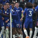 Malo Gusto z Chelsea oslavuje so spoluhráčom Joaom Pedrom po strelení prvého gólu svojho tímu