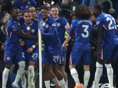 Hviezda Chelsea perfektne reaguje na vypískanie fanúšikov, keďže Wolves boli ľahko porazení – 5 bodov Malo Gusto z Chelsea oslavuje so spoluhráčom Joaom Pedrom po strelení prvého gólu svojho tímu