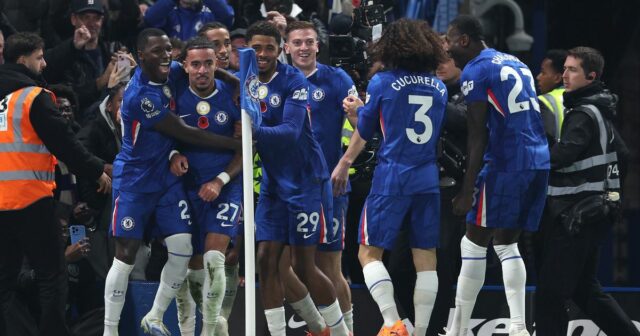 Malo Gusto z Chelsea oslavuje so spoluhráčom Joaom Pedrom po strelení prvého gólu svojho tímu 