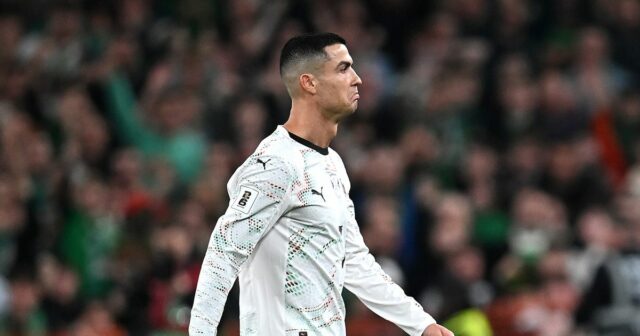   Cristiano Ronaldo z Portugalska reaguje pri odchode z ihriska