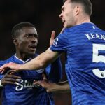 Hviezda Evertonu je vylúčená proti Man United po tom, čo v momente šialenstva PLATNÚ svojmu spoluhráčovi - ale Gary Neville trvá na tom, že stredopoliar nemal vidieť červenú napriek „nechutným“ stretom