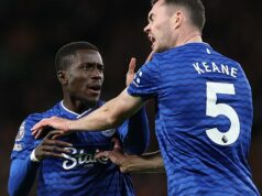 Hviezda Evertonu je vylúčená proti Man United po tom, čo v momente šialenstva PLATNÚ svojmu spoluhráčovi – ale Gary Neville trvá na tom, že stredopoliar nemal vidieť červenú napriek „nechutným“ stretom Hviezda Evertonu je vylúčená proti Man United po tom, čo v momente šialenstva PLATNÚ svojmu spoluhráčovi - ale Gary Neville trvá na tom, že stredopoliar nemal vidieť červenú napriek „nechutným“ stretom