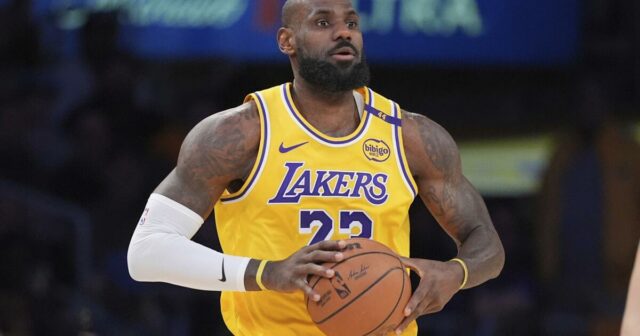 Hviezda Lakers LeBron James bude mať premiéru v sezóne dnes Hviezda Lakers LeBron James bude mať premiéru v sezóne dnes večer vs. Jazz
