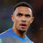 Trent Alexander-Arnold sa pozerá
