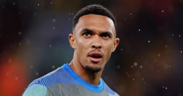 Trent Alexander-Arnold sa pozerá
