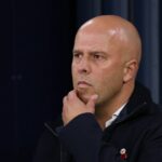 Arne Slot počas zápasu Premier League medzi Manchestrom City a Liverpoolom na Etihad Stadium.