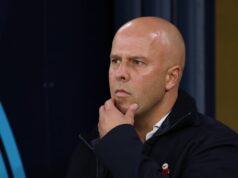 Hviezda Liverpoolu vynechá kľúčový súboj v hlavnom zápase o titul Premier League uprostred pretekov Arsenalu Arne Slot počas zápasu Premier League medzi Manchestrom City a Liverpoolom na Etihad Stadium.