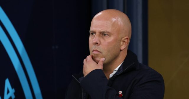 Hviezda Liverpoolu vynechá kľúčový súboj v hlavnom zápase o titul Arne Slot počas zápasu Premier League medzi Manchestrom City a Liverpoolom na Etihad Stadium.