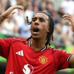 LONDÝN, ANGLICKO - 24. AUGUSTA: Leny Yoro z Manchestru United oslavuje gól Manchestru United, ktorý padol z vlastného gólu Fulhamu počas zápasu Premier League medzi Fulhamom a Manchestrom United v Craven Cottage 24. augusta 2025 v Londýne v Anglicku. (Foto Charlotte Wilson/Offside/Offside cez Getty Images)