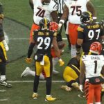 Jalen Ramsey a Ja'Marr Chase (vpravo dole) sa stretli v nedeľu popoludní