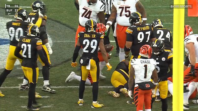 Hviezda NFL EJECTED za udretie rivala, keď napätý stret Bengals-Steelers Jalen Ramsey a Ja'Marr Chase (vpravo dole) sa stretli v nedeľu popoludní