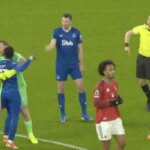 Hviezda Premier League Idrissa Gana Gueye počas súboja v Man Utd „zasekla“ a dala facku svojmu spoluhráčovi