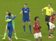 Hviezda Premier League Idrissa Gana Gueye počas súboja v Man Utd „zasekla“ a dala facku svojmu spoluhráčovi Hviezda Premier League Idrissa Gana Gueye počas súboja v Man Utd „zasekla“ a dala facku svojmu spoluhráčovi