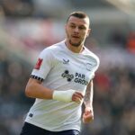 Útočník Prestonu Milutin Osmajič dostal zákaz činnosti na deväť zápasov po tom, čo komisia rozhodla, že rasovo zneužíval Hannibala Mejbriho.