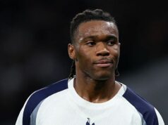 Hviezda Tottenhamu Destiny Udogie sa vo vyhlásení klubu „vyhrážala zbraňou agentovi“. Tottenham vydal vyhlásenie o Destiny Udogie