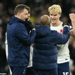 Lucas Bergvall z Tottenhamu nedokázal skryť hnev po vystriedaní s otrasom mozgu