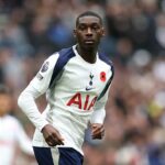 Randal Kolo Muani nevyžaduje operáciu po tom, čo si proti Manchestru United zlomil čeľusť