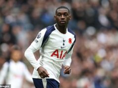 Hviezda Tottenhamu sa vyhýba operácii, ale po návrate do Premier League bude potrebovať masku Randal Kolo Muani nevyžaduje operáciu po tom, čo si proti Manchestru United zlomil čeľusť