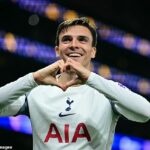 Stredopoliar Tottenhamu Joao Palhinha zareagoval na ostrú kritiku od Jamieho Carraghera