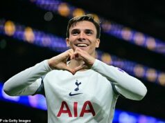 Hviezda Tottenhamu vracia úder na ostrú kritiku hry Jamieho Carraghera – a označuje televíznych expertov za „trápnych“ Stredopoliar Tottenhamu Joao Palhinha zareagoval na ostrú kritiku od Jamieho Carraghera