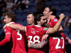 Hviezda Wrexhamu vysvetľuje, ako zranenie peklo inšpirovalo ohromujúce hrdinstvo vs Coventry City Útočník Wrexhamu Kieffer Moore oslavuje so svojimi spoluhráčmi po strelenom góle