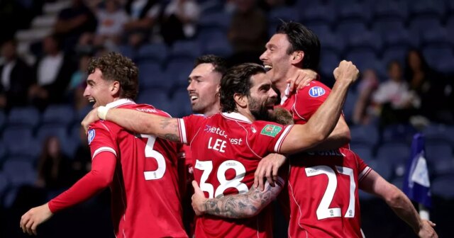 Útočník Wrexhamu Kieffer Moore oslavuje so svojimi spoluhráčmi po strelenom góle