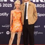 Dee Salmin a hviezda Collingwood Darcy Moore sa na červenom koberci v ARIA