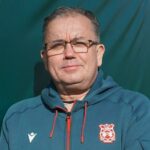 Max Cleworth v akcii za Wrexham počas zápasu proti Sheffieldu Wednesday