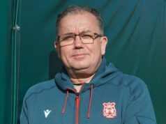 Hviezdny tvorca Wrexhamu plánuje budúcnosť Max Cleworth v akcii za Wrexham počas zápasu proti Sheffieldu Wednesday