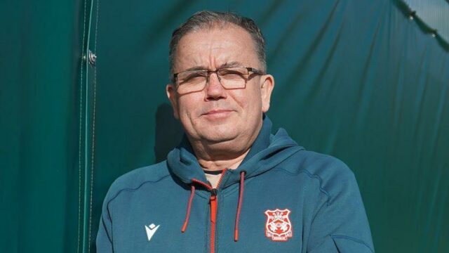 Hviezdny tvorca Wrexhamu plánuje budúcnosť Max Cleworth v akcii za Wrexham počas zápasu proti Sheffieldu Wednesday