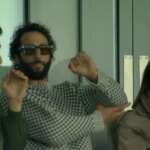 Daniel Ricciardo v hľadisku Brentford vs Newcastle United s Natalie Pinkham