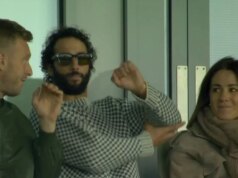 Hviezdu Sky Sports videli na zápase Premier League s ikonou F1 po vynechaní GP Brazílie Daniel Ricciardo v hľadisku Brentford vs Newcastle United s Natalie Pinkham