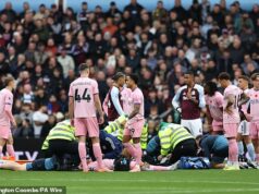 Hviezdy Bournemouthu zapletené do škaredých hlavových stretov v úvodných minútach zápasu s Aston Villou – jeden bol zakrvavený a druhý otrasený – pretože fanúšikovia zúrili, keď hráč mohol pokračovať Hráči Bournemouthu stoja okolo po tom, čo videli, ako sa Tyler Adams a Adam Smith stretli