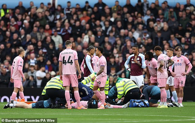 Hviezdy Bournemouthu zapletené do škaredých hlavových stretov v úvodných minútach Hráči Bournemouthu stoja okolo po tom, čo videli, ako sa Tyler Adams a Adam Smith stretli
