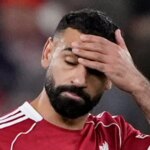 Arne Slot sleduje z dotykovej linky.