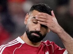 Hviezdy Liverpoolu ZVOLALI, keď Arne Slot povedal, že stratí prácu, ak neurobí zásadnú zmenu Arne Slot sleduje z dotykovej linky.