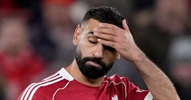 Arne Slot sleduje z dotykovej linky.