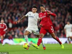 Hviezdy Premier League ‚mohli prestať žiť v Spojenom kráľovstve kvôli WAG-om – kluby si teraz najímajú tímy starostlivosti, aby pomohli nešťastným partnerom lepšie sa usadiť‘ Objavujú sa obavy, že hráči Premier League by mohli odísť uprostred nešťastných WAG (na snímke Igor Jesus vľavo a Virgil van Dijk v akcii v sobotu v anglickej najvyššej súťaži)