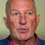 Ian Botham kritizoval tvrdohlavé anglické hviezdy po prvom Ashesovom teste v Perthe a vyhlásil, že by „mohli ísť domov už teraz“, ak vytrvajú v nepremyslenej taktike v bránkovisku.