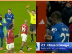 Idrissa Gueye dostane po súboji s Michaelom Keanom zvláštnu červenú kartu Jordan Pickford sa snaží oddeliť Michaela Keana a Idrissu Gueyeovú