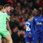 Idrissa Gueye sa po vylúčení vlečie z ihriska (Manchester United cez Getty Images)