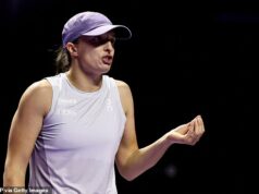 Iga Swiatek žiada rozhodcu, aby odstránil „jasne opitého“ fanúšika v Saudskej Arábii skôr, ako sa Amanda Anisimova bude brániť a vyhrať posledný odvetný zápas Wimbledonu Iga Swiatek požiadala rozhodcu, aby odstránil rušivého fanúšika počas zápasu s Amandou Anisimovou