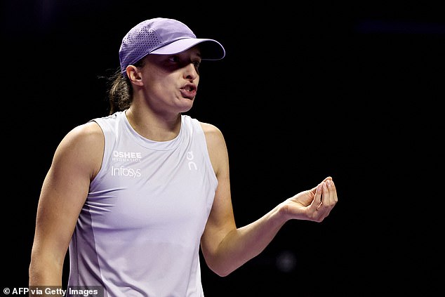 Iga Swiatek žiada rozhodcu, aby odstránil „jasne opitého“ fanúšika v Iga Swiatek požiadala rozhodcu, aby odstránil rušivého fanúšika počas zápasu s Amandou Anisimovou