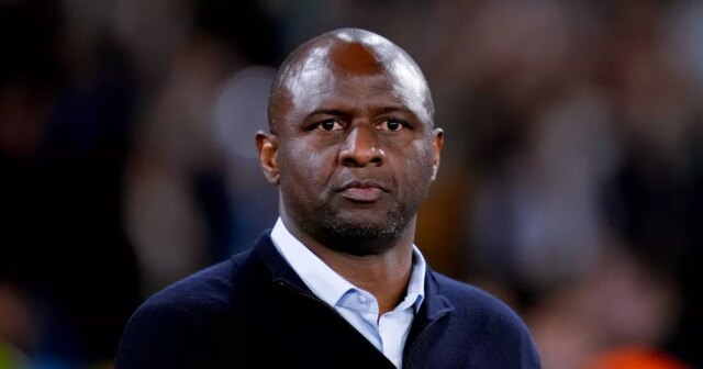 Patrick Vieira hlavný tréner Genoa CFC sleduje počas zápasu Serie A Enilive medzi SSC Neapol a Janov CFC na štadióne Diego Armando Maradona 11. mája 2025 v Neapole v Taliansku (Foto Giuseppe Maffia/NurPhoto cez Getty Images)